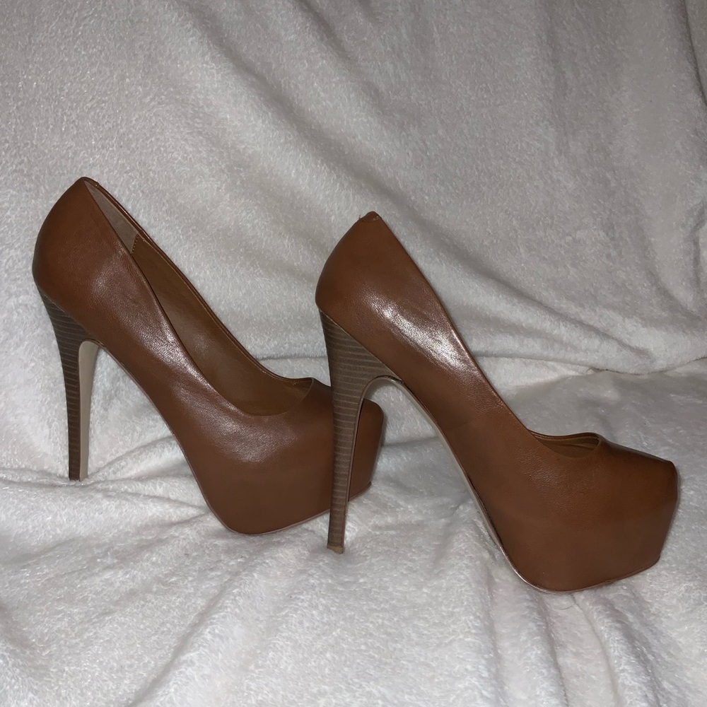 Stunning Steve Madden Leather pumps "Deja Vu" with wooden-look heels! LIKE NEW!